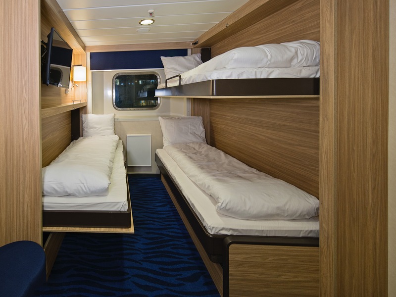 Polar Outside | Triple on lower deck with window